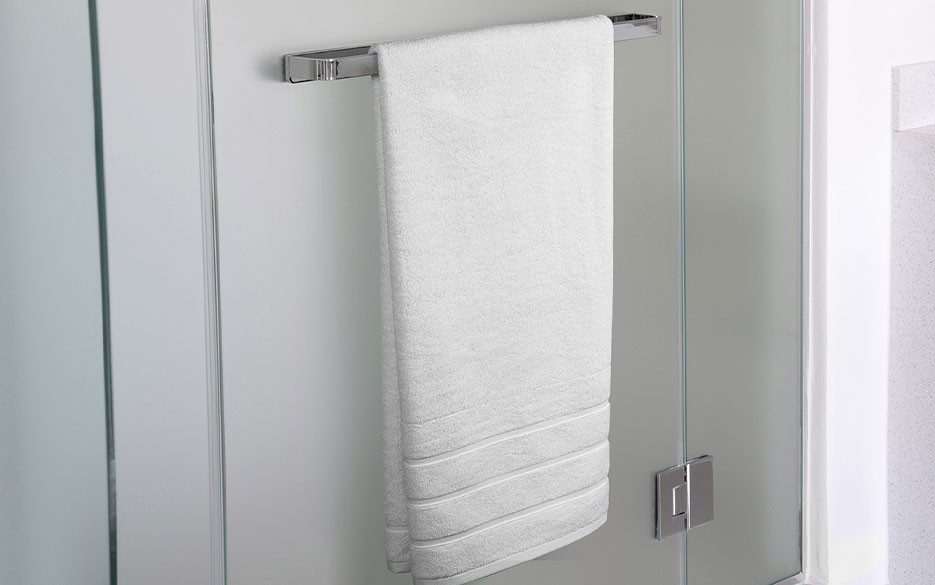 Striped Trim Bath Towel image
